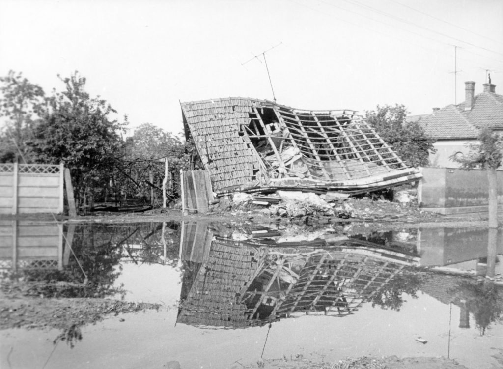 Clădiri distruse de inundații / Az árvíz által lerombolt épületek