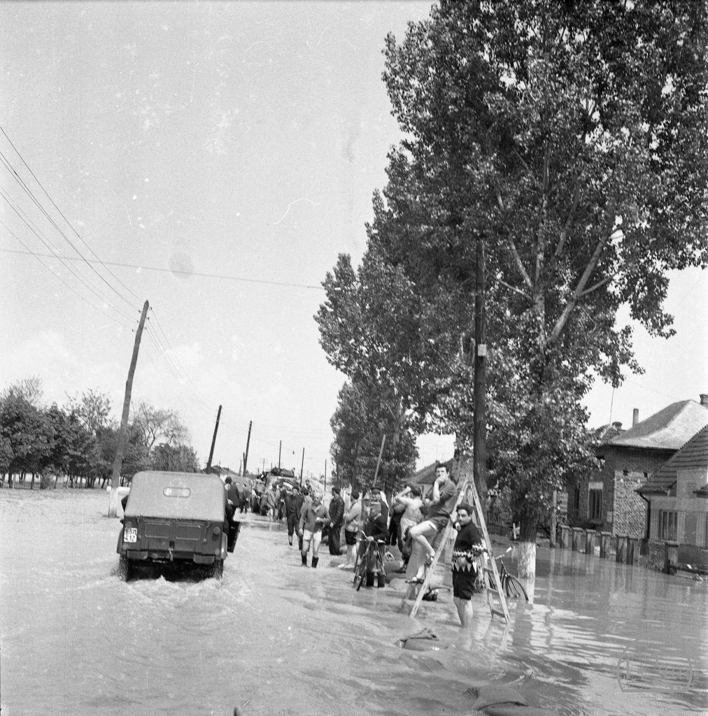 Vizita lui Nicolae Ceaușescu în orașul Satu Mare inundat de Someș / Nicolae Ceaușescu látogatása a Szamos által elárasztott Szatmárnémetiben