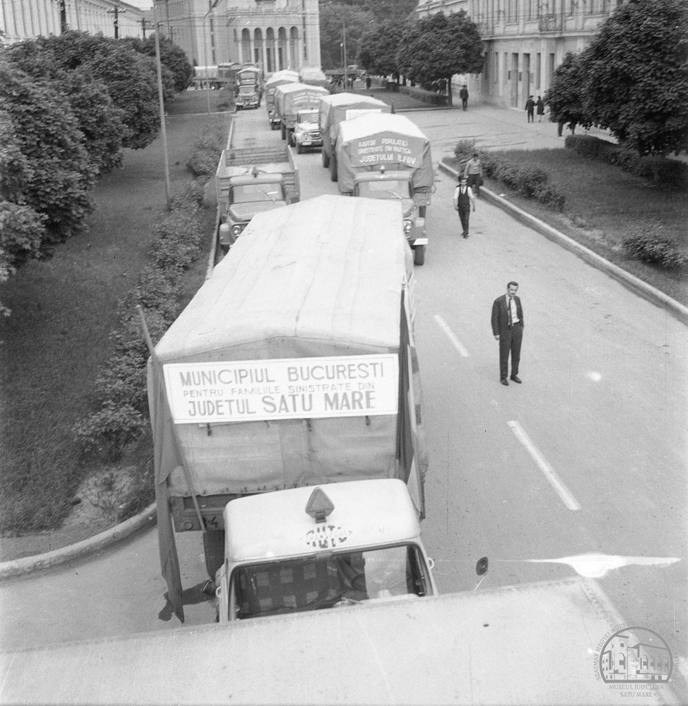 Convoi de camioane cu ajutoare venite din București (strada Arțarilor, astăzi 1 Decembrie 1918) / Segélyszállító teherautó-konvoj (Arțarilor, ma 1918 December 1. utca)