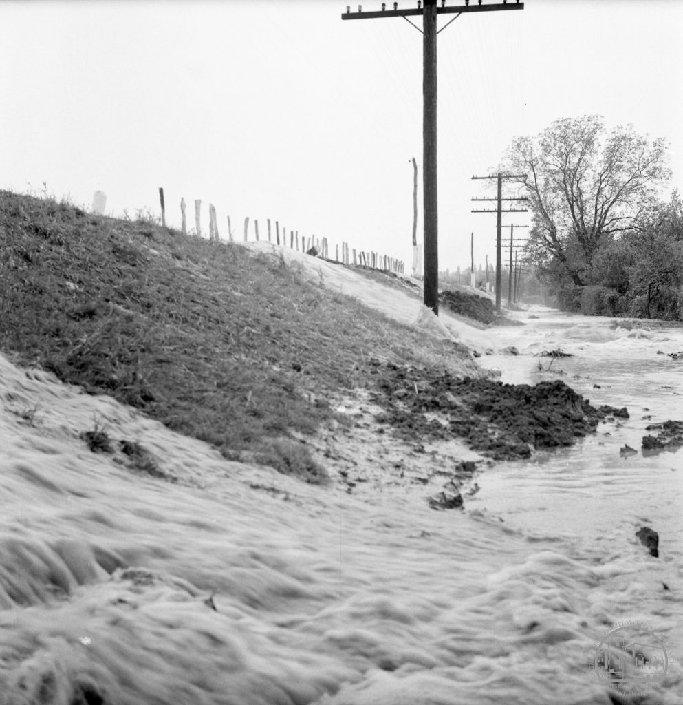 Ruperea digului în zona Bercu Roșu / Gátszakadás a Piros Berekben