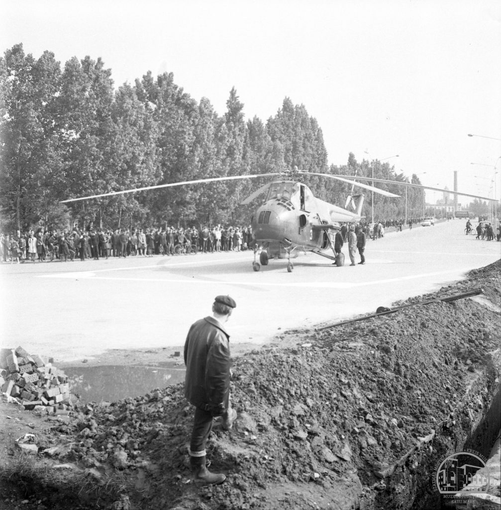 Aterizarea elicopterului lui Nicolae Ceaușescu / Leszáll Nicolae Ceaușescu helikoptere