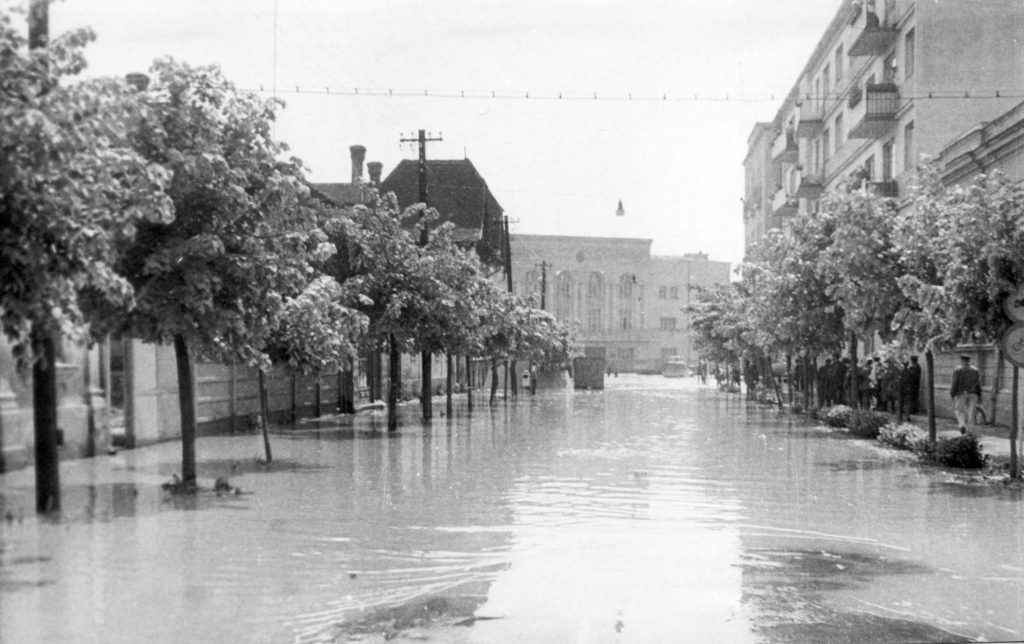 Strada Mihai Viteazu / Víz alatt a Mihai Viteazul utca (Rákóczy utca)