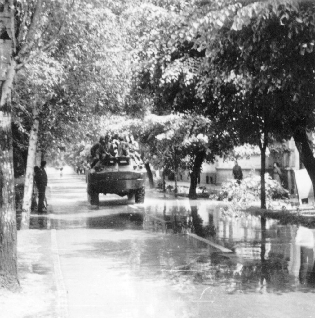 Tabul pe străzile inundate / Csapatszállító harckocsi az eláraszott utcákon
