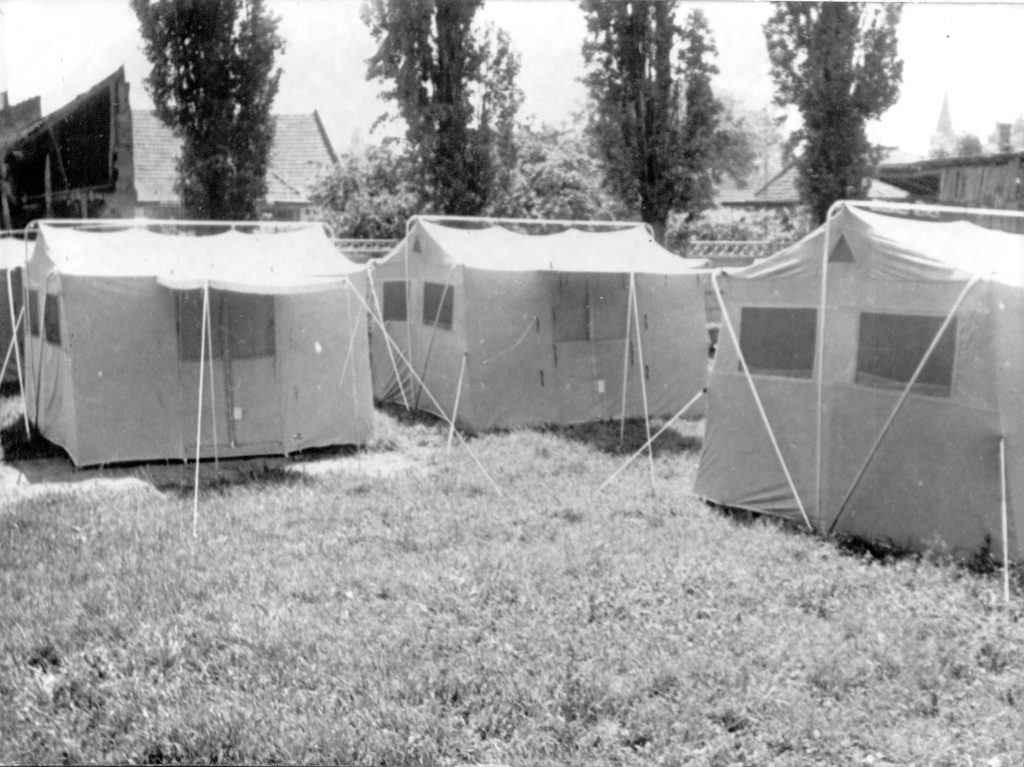 Corturi ridicate pentru cei rămași fără adăpost / A hajlék nélkül maradtak számára felállított sátrak
